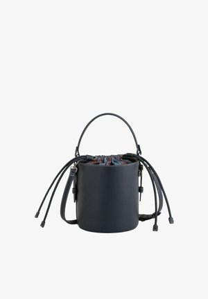 Sac seau cylindrique noir avec poignée supérieure, bandoulière réglable et fermeture à cordon froncée en tissu multicolore.
