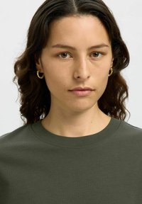 Selected Femme SLFESSENTIAL BOXY NOOS - T-shirt basique - deep depths
