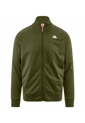 Giacca da track olive verde realizzata in tessuto liscio, con colletto alto, chiusura con zip e logo bianco sul petto. Polsini e orlo a costine.