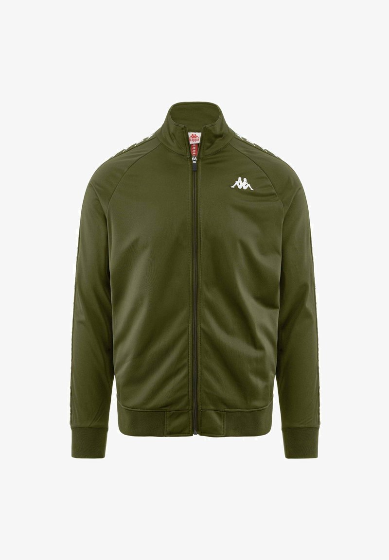 Giacca da track olive verde realizzata in tessuto liscio, con colletto alto, chiusura con zip e logo bianco sul petto. Polsini e orlo a costine.