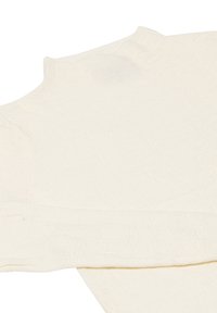 Creme turtleneck sweater gemaakt van zacht breimateriaal, met een gestructureerd patroon en een rechte zoomlijn, die een comfortabele pasvorm biedt.