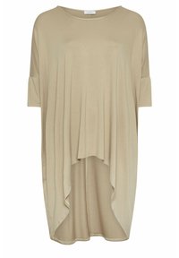 Beige oversized t-shirt med rundad halsringning, korta ärmar och en flytande, hög-låg fåll. Tillverkad av mjukt, lätt material.