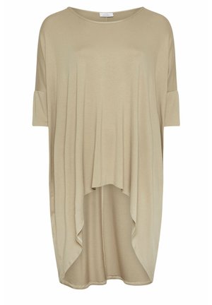 Beige oversized t-shirt med rund halsudskæring, korte ærmer og en flydende, høj-lav kant. Lavet af blødt, letvægtsstof.