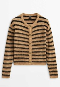 Cardigan beige duveteux avec des rayures horizontales noires, col rond, manches longues et cinq boutons sur le devant.