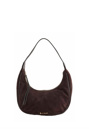 Bolso de hombro de ante marrón oscuro con cremallera superior y una sola correa, con pequeño logo dorado "b by Ted Baker" en el centro inferior delantero.