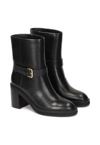 Botas de piel negra hasta el tobillo con punta redonda, tacón cuadrado y una correa a juego con un hebilla dorada. Textura suave y diseño minimalista.