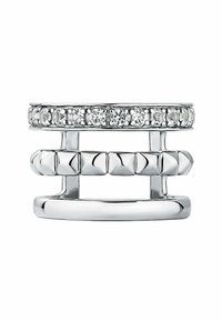 Anillo de plata con bandas apiladas, una con piedras claras y otra con un diseño texturizado de formas geométricas en relieve.