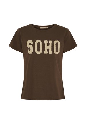 Brun T-shirt med korte ærmer og strukturerede beige bogstaver, der staver "SOHO" tværs over fronten, samt rund halsudskæring.