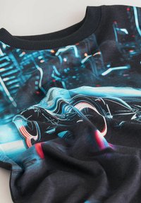 Grafisches Sweatshirt mit schwarzem Stoff und einem blauen und roten abstrakten Design eines futuristischen Autos, mit kurzen Ärmeln und einem gerippten Halsausschnitt.