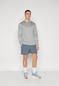 New Balance SPORT ESSENTIALS LONG SLEEVE - Top dugih rukava - slate grey