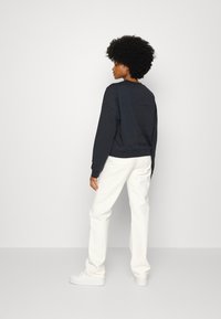 Marc O'Polo ROUND NECK MODERN COPPED FIT LOGOMANIA - Camisola - deep blue sea