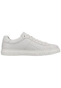 Weiße Ledersneaker mit glatter Textur, runder Zehenform, flachen Schnürsenkeln und einer dicken Gummisohle mit horizontalen Rillen und Nähdetails.