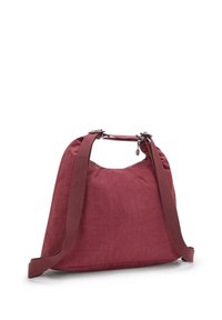 Burgundy tygväska med en texturerad yta, med en rundad topp, justerbar rem och dragkedjestängning upptill.