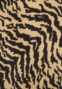 Ett textil med en tan bakgrund och djärva svarta tigerrandiga mönster, tillverkat av ett slätt, hållbart material.