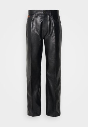 Schwarze Lederhosen mit einem geraden Schnitt. Zu den Merkmalen gehören ein Knopfverschluss und Fronttaschen, die eine glatte Textur und minimale N�ähte zeigen.