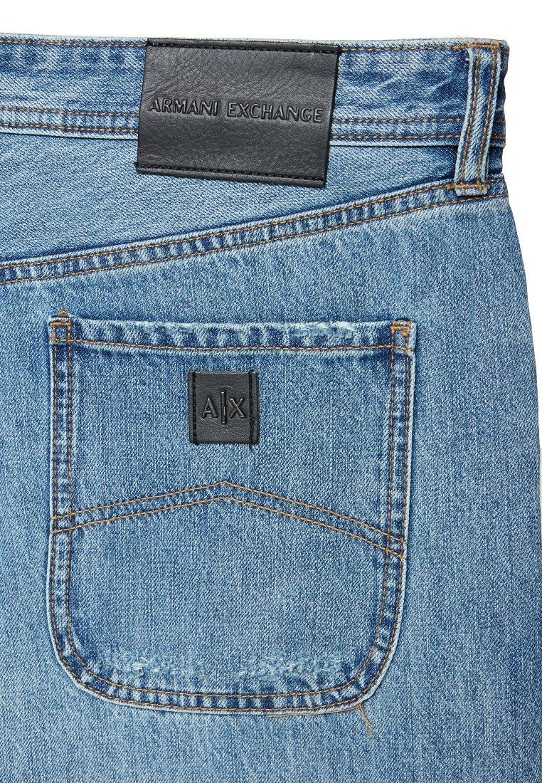 Tascone posteriore di jeans in denim azzurro chiaro con cuciture marroni e etichette in pelle nera Armani Exchange sulla vita e sulla tasca.