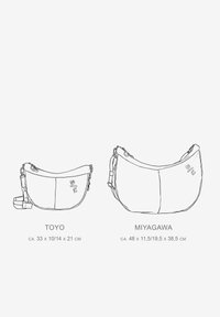Borse Toyo e Miyagawa, caratterizzate da linee fluide, spallacci regolabili e dettagli testuali. Dimensioni: Toyo 33x10/14x21 cm, Miyagawa 48x11.5/19.5x38.5 cm.