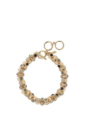 Goudkleurige armband met ronde kralen versierd met heldere, groene en zwarte edelstenen. Het ontwerp bevat een toggle-sluiting voor een veilige bevestiging.