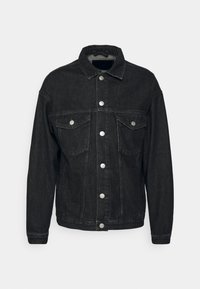 Giacca in denim nera con chiusura a bottoni, due tasche sul petto, colletto classico e maniche lunghe. Tessuto tessurizzato con una finitura leggermente sbiadita.