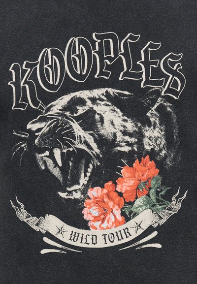 Βρυχώμενη μαύρη πάνθηρα με ανοιχτό στόμα, περιτριγυρισμένη από κόκκινα λουλούδια, κείμενο "KOOPLES" πάνω και πανό "WILD TOUR" κάτω σε σκούρο φόντο.