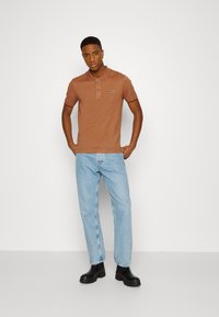 Lacoste Pólóing - pecan