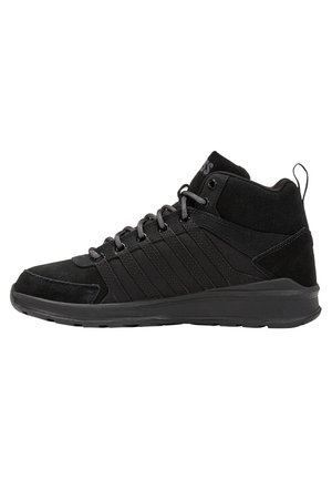 Schwarze High-Top-Sneaker aus Wildleder und synthetischen Materialien, mit strukturellen Variationen, genähten Akzenten und einer Gummisohle.