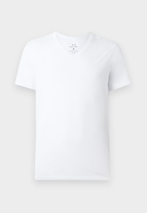 Witte katoenen T-shirt met korte mouwen en V-hals, met het Armani Exchange-label aan de binnenkant van de kraag, weergegeven op een effen achtergrond.