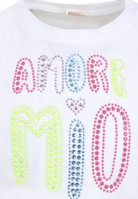 T-shirt bianco a maniche corte con lettere di strass colorati che formano la scritta "AMORE MIO" in rosa, blu e verde neon con design a cuore.