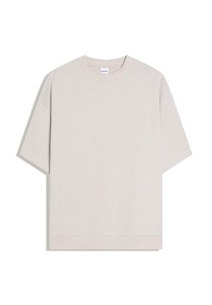 Jasnoszary, oversize t-shirt wykonany z miękkiej bawełny, z krótkimi rękawami, okrągłym dekoltem i prostym dołem z prążkowanymi wstawkami.