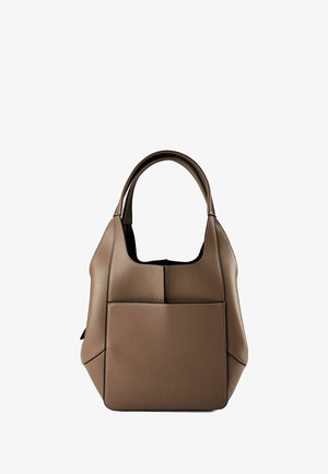 Sac à main en cuir marron avec poignées arrondies, poche avant et nom de la marque subtilement embossé au centre inférieur.