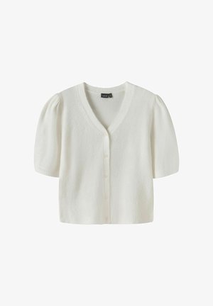 Cardigan blanc en maille à manches courtes avec col en V, boutons sur le devant et manches légèrement bouffantes, présenté sur un fond uni.