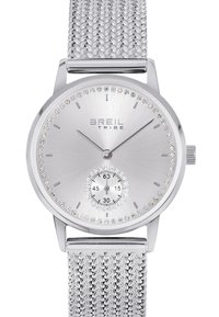 Montre argentée avec un bracelet en acier inoxydable en maille, face ronde, accents en cristal autour du cadran et un sous-cadran plus petit pour les secondes.