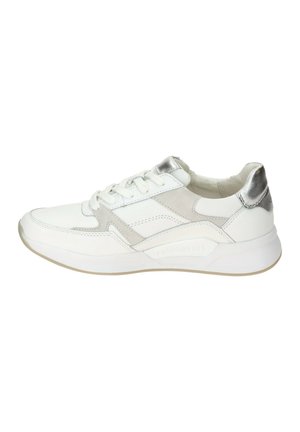 Witte sneaker met lichtgrijze suède accenten, zilveren hieltab, mesh tong en gevoerde zool, gezien vanaf de buitenkant.