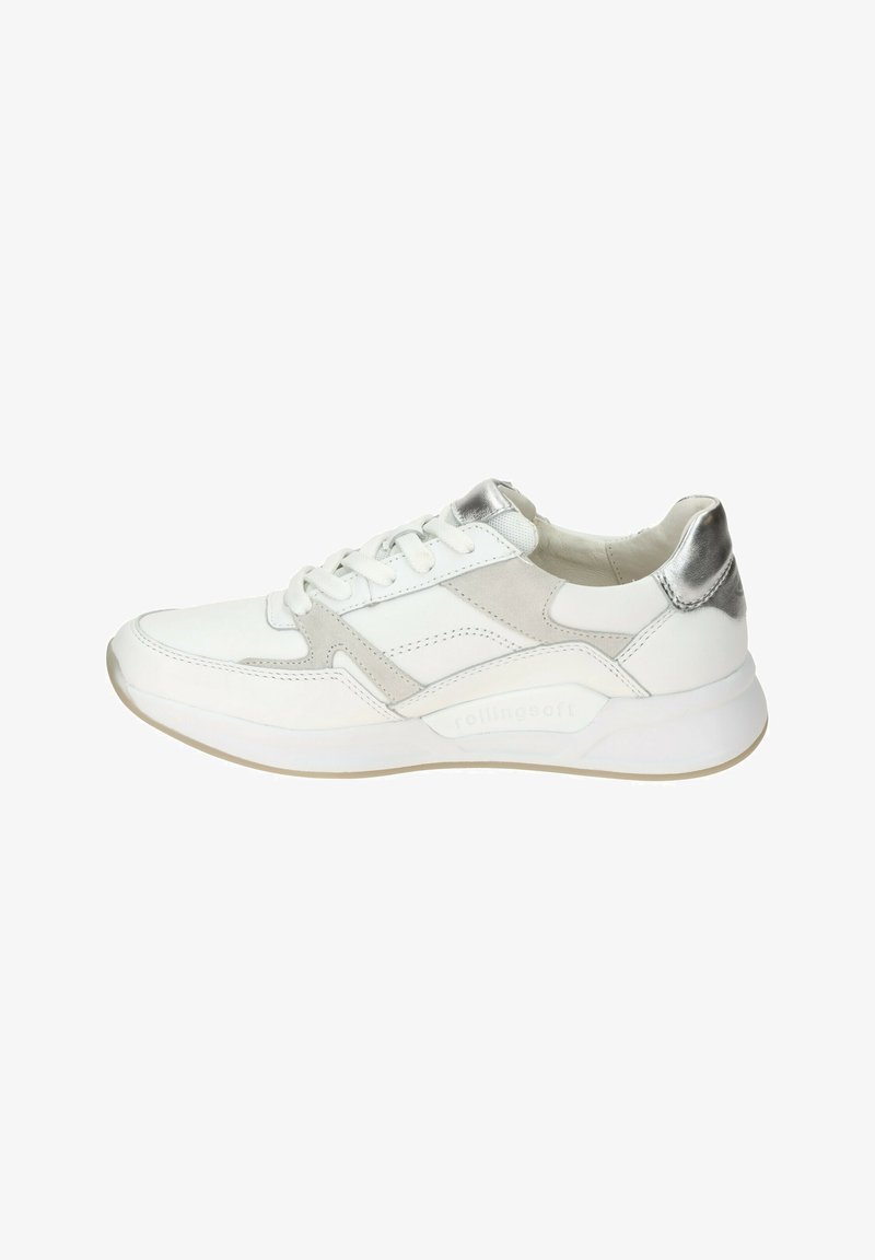 Baskets blanches avec des accents en daim gris clair, languette de talon argentée, languette en mesh et semelle rembourrée vues de l'extérieur.