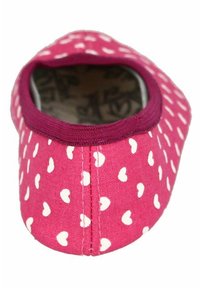 Rosa Stoff-Schl-upfschuhe mit Herzmuster, abgerundetem Zehenbereich und kontrastierendem dunkelrosa Besatz entlang der Öffnung.