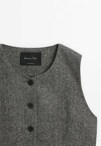 Harmaa villasekoite liivi, jossa on pyöreä kaula-aukko ja viisi mustaa nappia edessä. Tunnuslukee "Massimo Dutti, valmistettu Portugalissa."