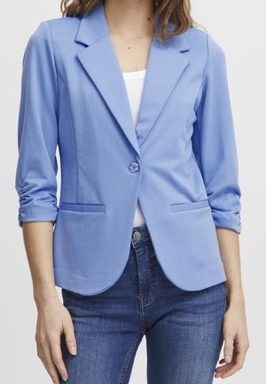 Blazer bleu clair avec un seul bouton, col cranté et manches retroussées. Comprend deux poches avant et une texture de tissu lisse.