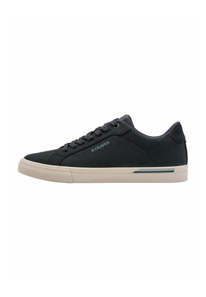 Basket noire en mesh et cuir suédé avec une semelle en caoutchouc. Dispose de lacets ronds, de marquage et d'une semelle beige avec une bande d'accent bleu.