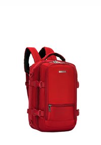 Červený nylonový batoh s polstrovanými ramenními popruhy, několika zipovými přihrádkami a nastavitelnými bočními sponami; obdélníkový tvar a texturovaný povrch.