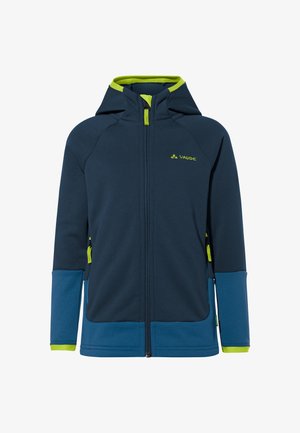 Marineblauwe jas met een capuchon, groene accenten, een ritssluiting aan de voorkant en zijzakken. Gemaakt van zacht materiaal met contrasterende blauwe manchetten en zoom.