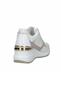 Sneaker bianco con tomaia liscia, morbidi accenti beige e un dettaglio in hardware dorato sul tallone. Presenta una suola testurizzata per una presa migliore.