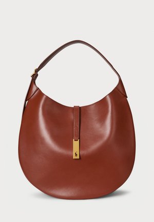 Bolso de mano en forma de media luna de cuero marrón, con una sola correa y cierre de metal dorado que presenta un pequeño logotipo de caballo.