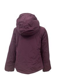 Giacca isolante viola con cappuccio, caratterizzata da una texture liscia e un orlo posteriore leggermente più lungo per una maggiore copertura.