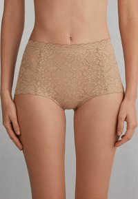 Naakt kanten hipster ondergoed met bloemmotieven, golvende randen en een gladde textuur, ontworpen voor comfort en bedekking.