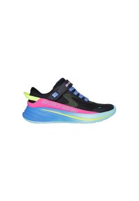 Zapatilla deportiva negra con material de malla, acentos en azul y rosa, suela curva y correa de Velcro. Presenta una marca en el lateral.
