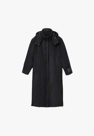 Manteau matelassé noir et long avec capuche, doté d'une fermeture éclair, de poches latérales et de coutures pour ajouter texture et chaleur.