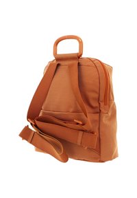 Sac à dos en tissu orange avec des bretelles rembourrées, une poignée supérieure et une sangle latérale ajustable. Comprend une poche zippée et un matériau texturé.