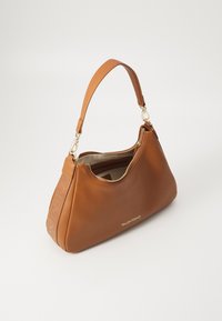 Bolso de hombro de cuero marrón con cierre de cremallera, forma redondeada, herrajes dorados y detalle de logo en relieve en el lateral. El interior está forrado.