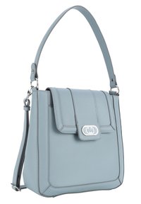 Ljusblå läderhandväska med en strukturerad design, med ett lockstängningssystem, silverfärgad hårdvara, och en avtagbar axelrem.