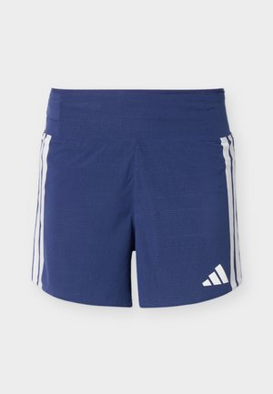 Laivastonsiniset urheilushortsit, joissa on valkoiset sivuraidat ja valkoinen logo oikean alareiden päällä, esitetty yksinkertaisella taustalla.